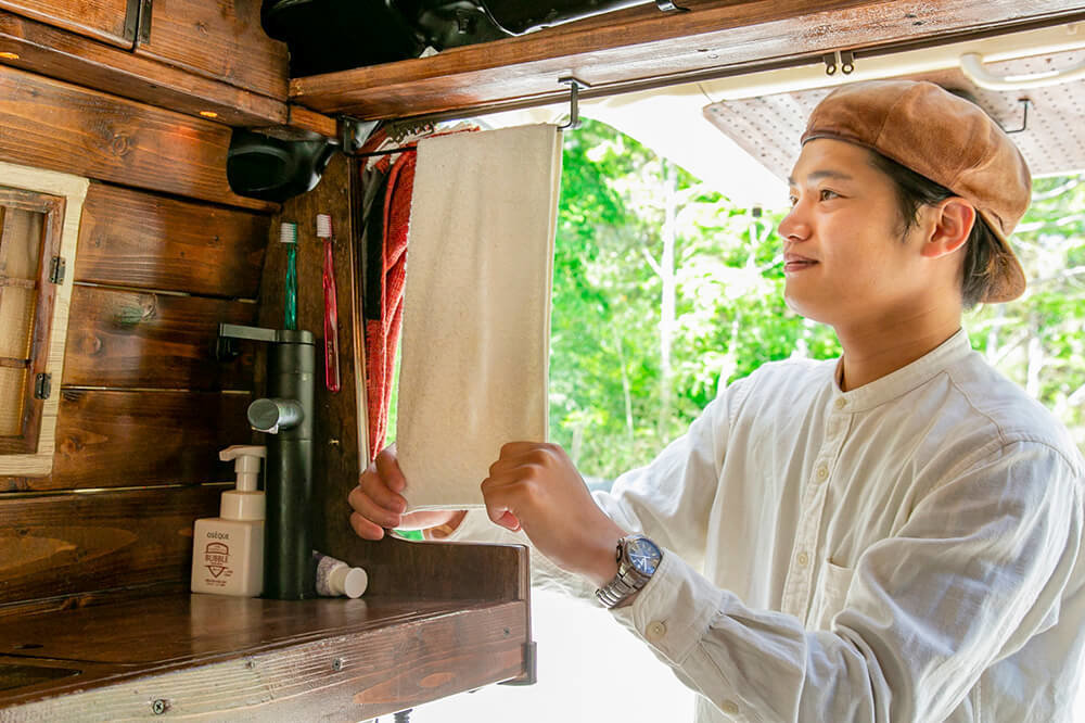 タオルハンガーにタオルを掛けるはやとさん