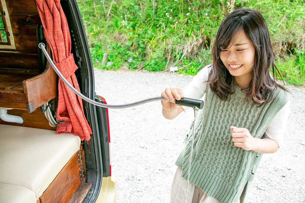 あかねさんが水栓のヘッドを伸ばし、水を出している