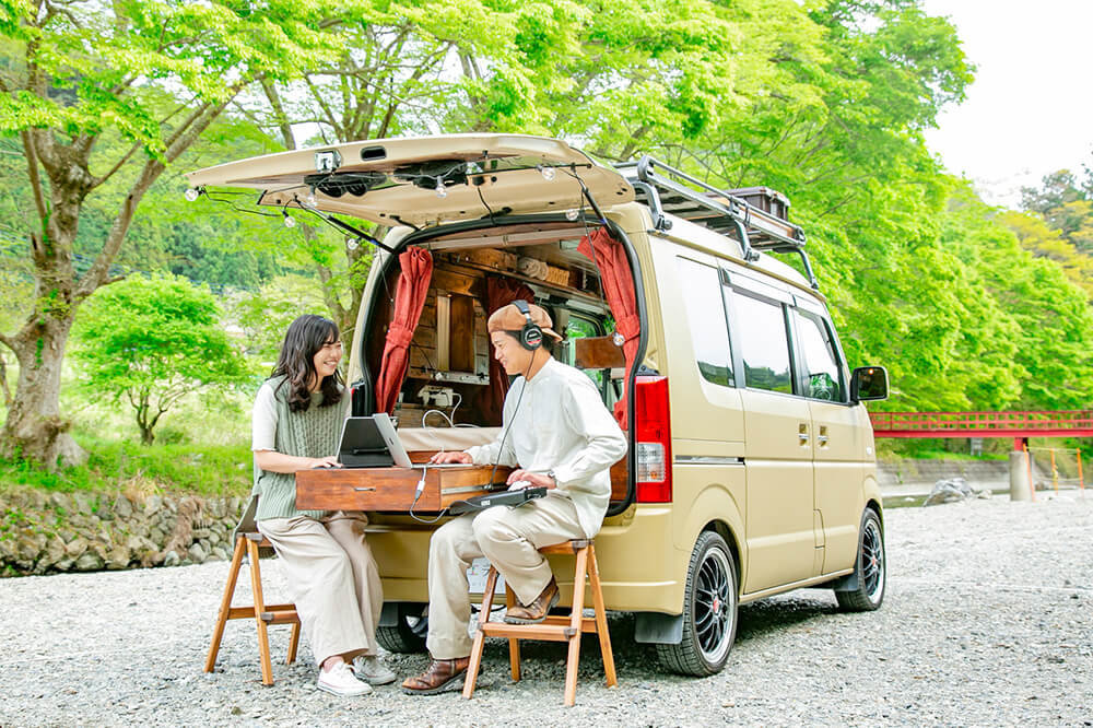 バックドアを開き、テーブルに向かい合って座るあかねさんとはやとさん