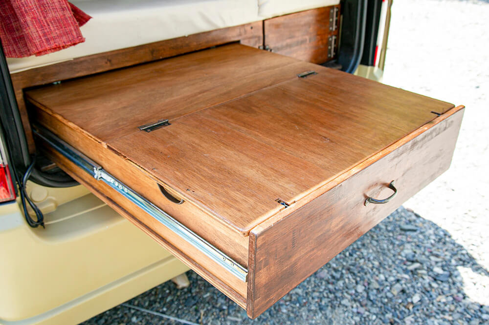 スライド式の引き出しの上に天板をかぶせたテーブル