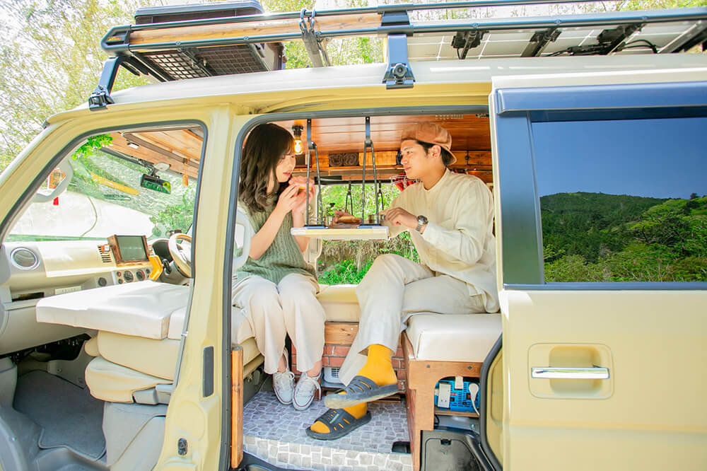 車内の自作シートに座って会話するあかねさんとはやとさん