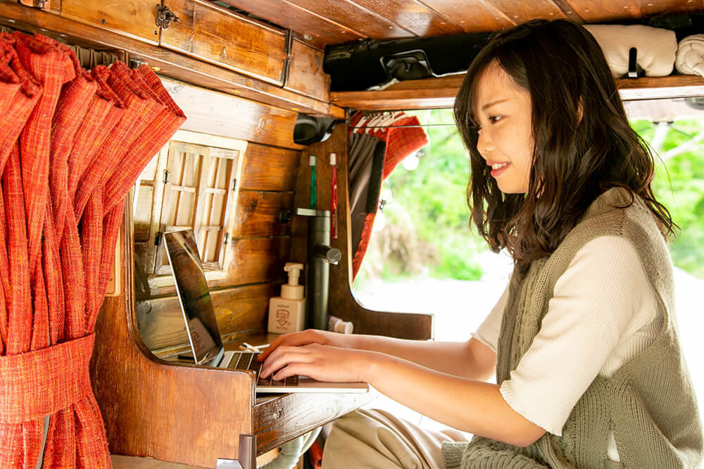 キッチンのシンクの上に蓋をして、その上で仕事をするあかねさん