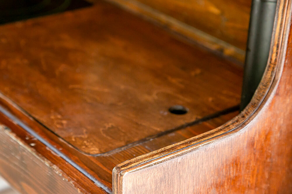 キッチンのシンクには木の蓋があり、その蓋の角はきれいに丸くなっている