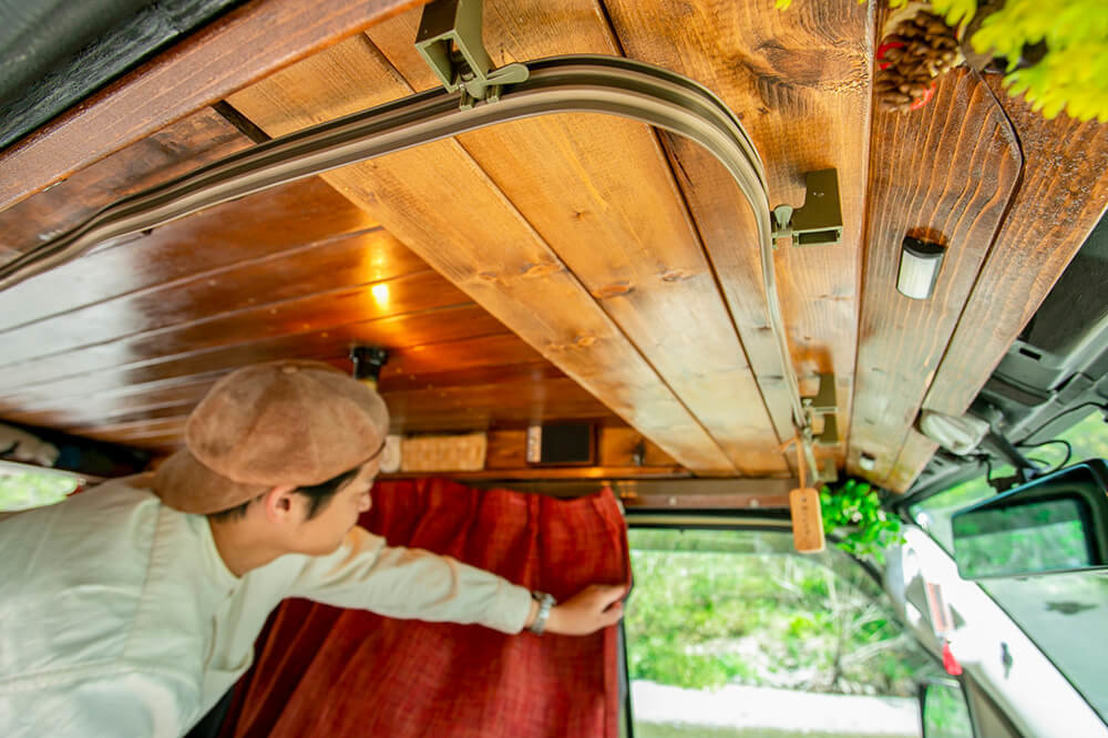 車内のカーテンを閉めているはやとさん