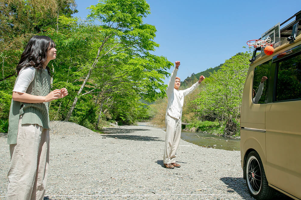 車に取り付けたバスケットゴールに、バスケットボールを入れるはやとさん