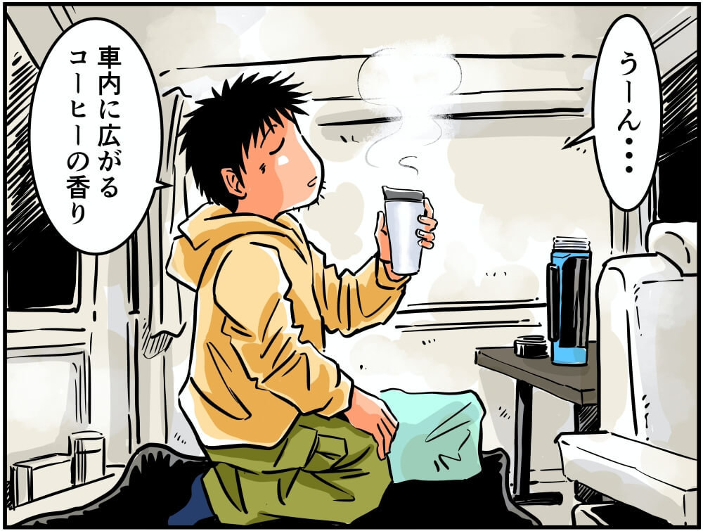 スズキ・エブリイの車内でコーヒーを飲んでくつろぐ車中泊漫画家・井上いちろうさんのイラスト