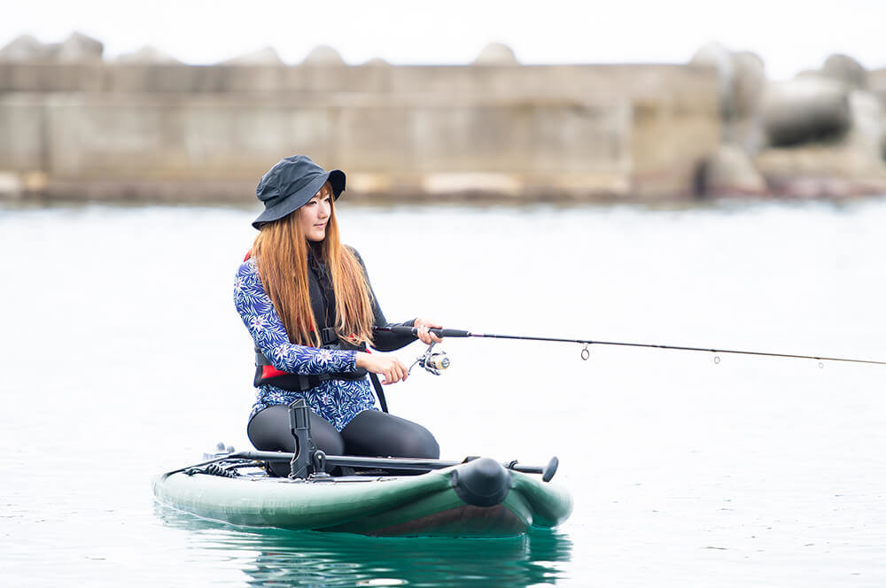 SUPに乗って海釣りを楽しむあすかさん