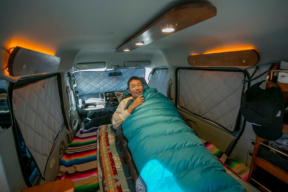 車中泊用の敷きふとん＋NANGAのシュラフに入ったKeiさん