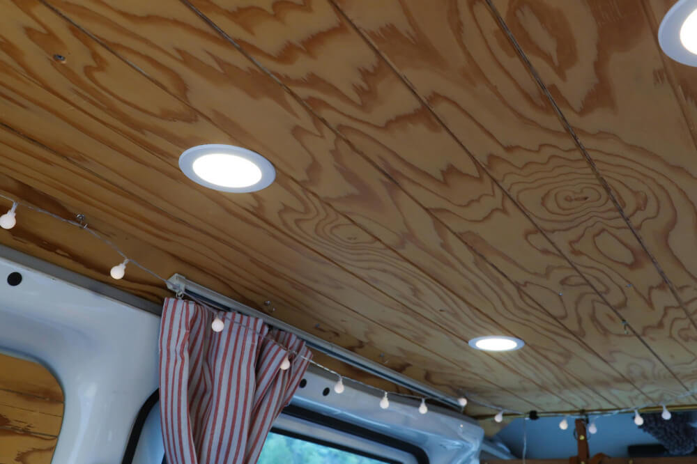 浅郷さんがDIYカスタムしたダイハツハイゼットカーゴの車内。天井に埋め込んだダウンライトの写真