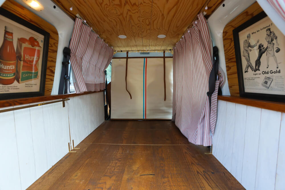 浅郷さんがDIYカスタムしたダイハツハイゼットカーゴの車内。カーテンを締め切った車中泊仕様の様子