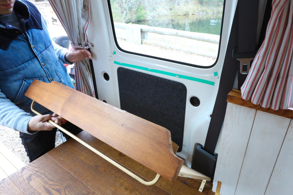 浅郷さんがDIYカスタムしたダイハツハイゼットカーゴ。壁板と断熱材の説明写真