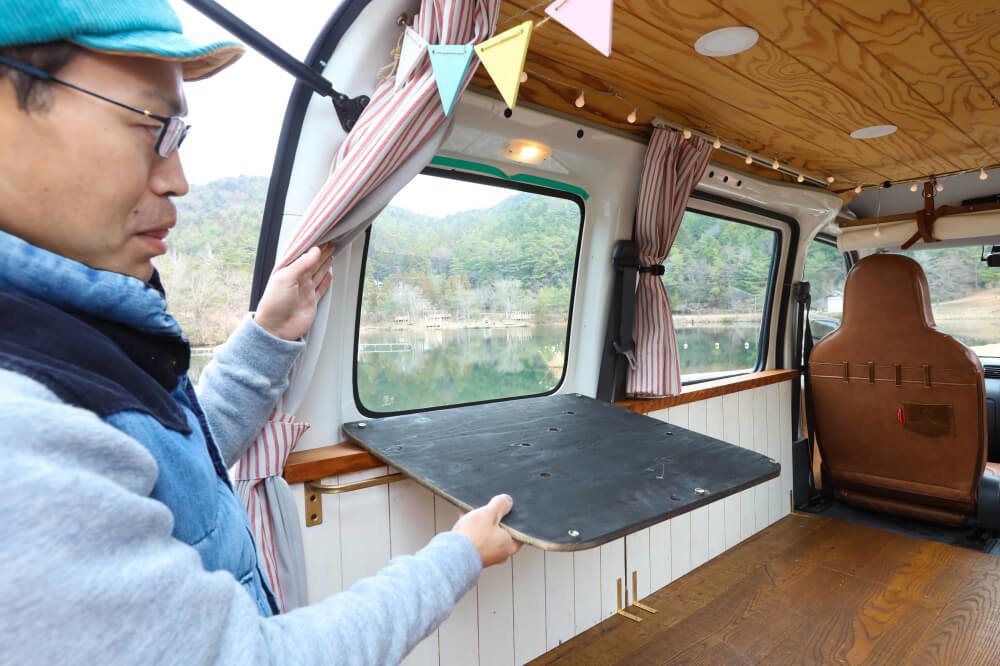 浅郷さんがDIYカスタムしたダイハツハイゼットカーゴ。目隠しを兼ねるリアウィンドウのウッドカバーを取り外している