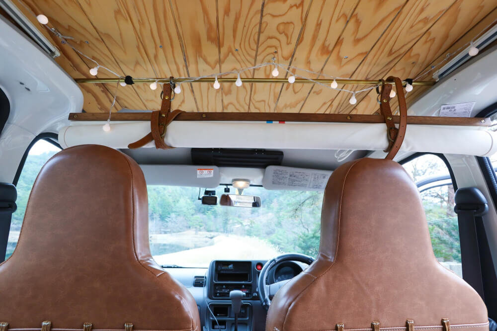 浅郷さんがDIYカスタムしたダイハツハイゼットカーゴ。運転席側と後部座席を仕切るシェード全体