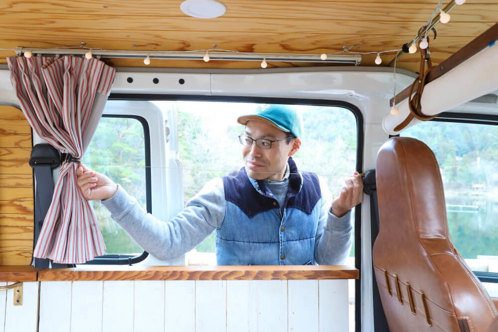 浅郷さんがDIYカスタムしたダイハツハイゼットカーゴ。窓にワイヤーを通している様子
