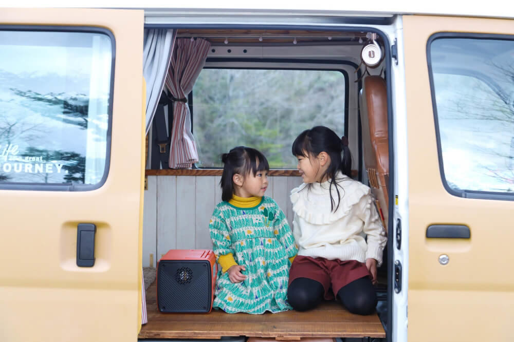 車内で仲良く過ごす浅郷さんの子どもたち