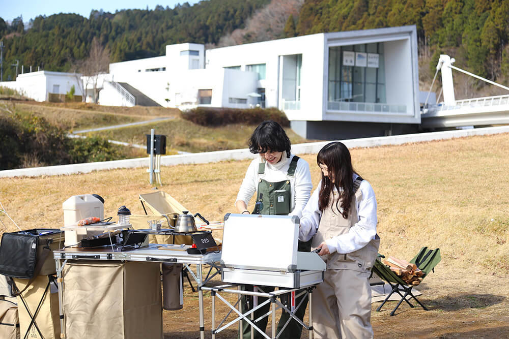 キャンプ料理を作るDODの棚村さん&辻さん