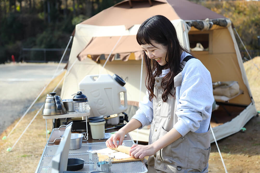 キャンプ料理中のDODの辻さん