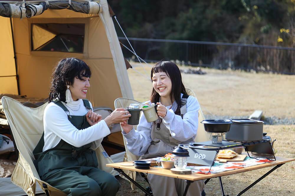 キャンプ料理を楽しむDODの棚村さん&辻さん