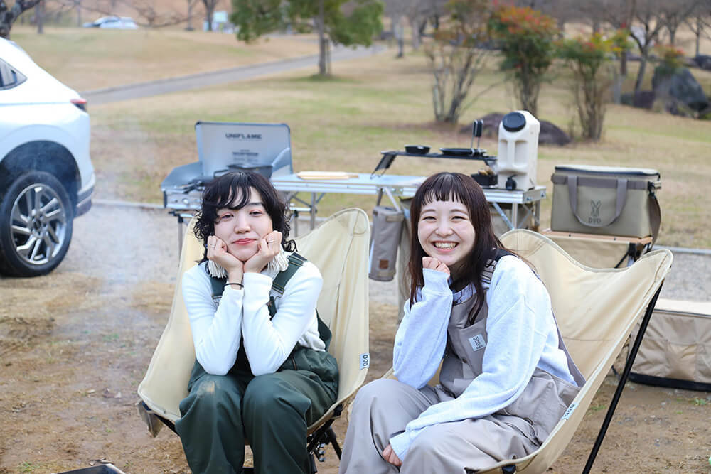 キャンプを楽しむDODの棚村さん&辻さん