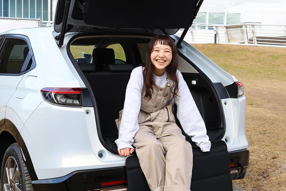 Honda VEZELのラゲッジスペースに座るDODの辻さん