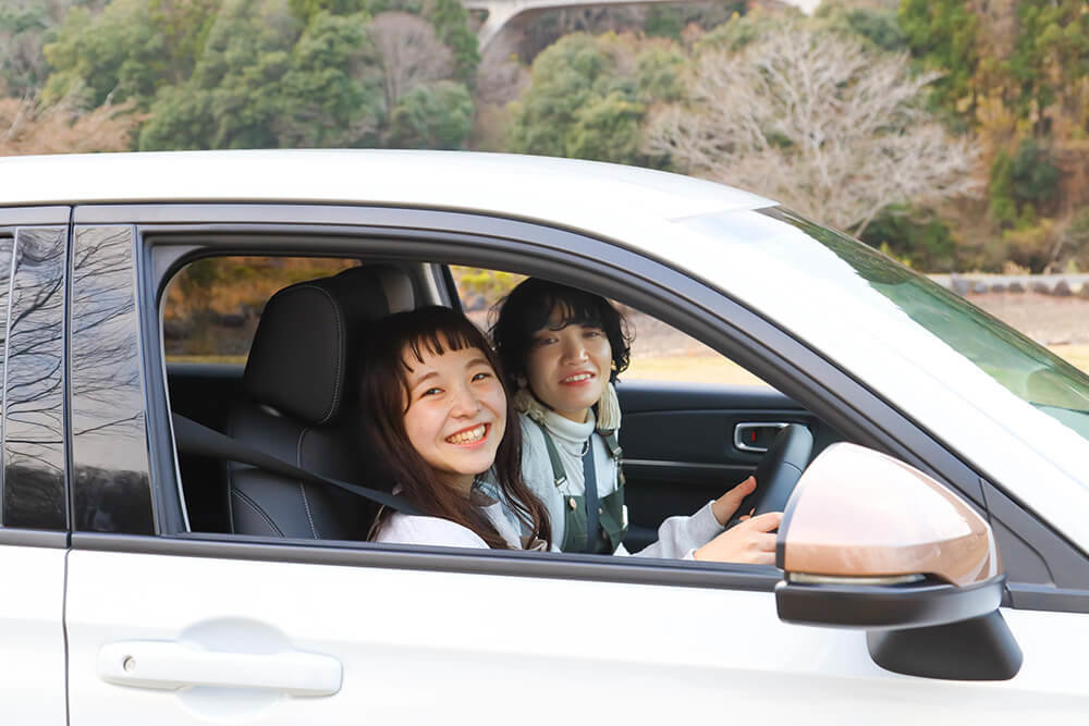 Honda VEZELに乗車するDODの辻さんと棚村さん