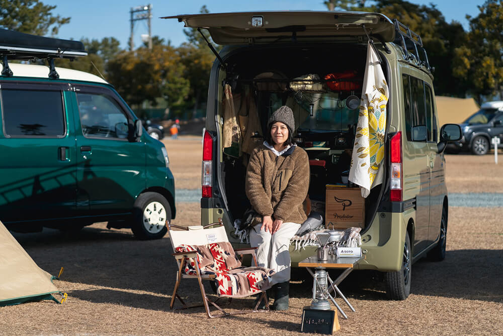 愛車・Honda N-VANのテールゲートに座る野外のもりこさん