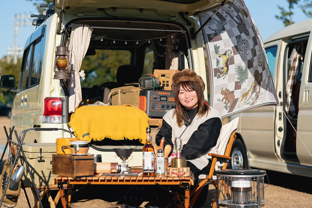 愛車・ダイハツ タントのテールゲートに座るnatsucampさん