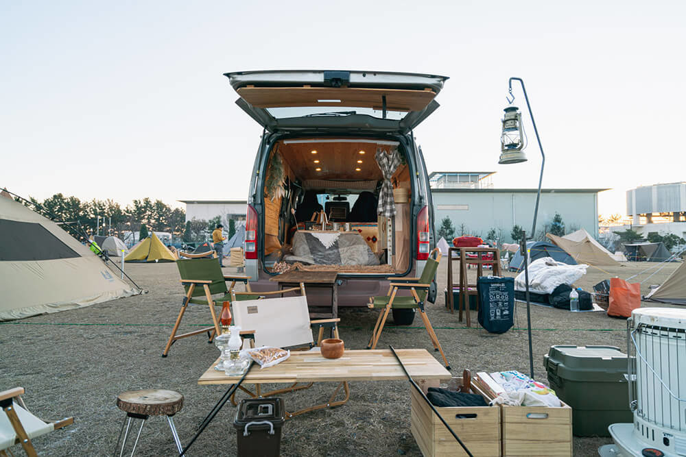 あやかさんの愛車のトヨタ ハイエースとキャンプセット