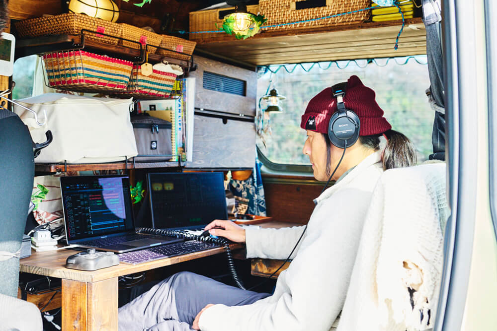 Honda N-VANの車内で音楽制作中のruiさん