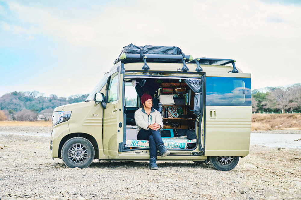 Honda N-VANに座るruiさん