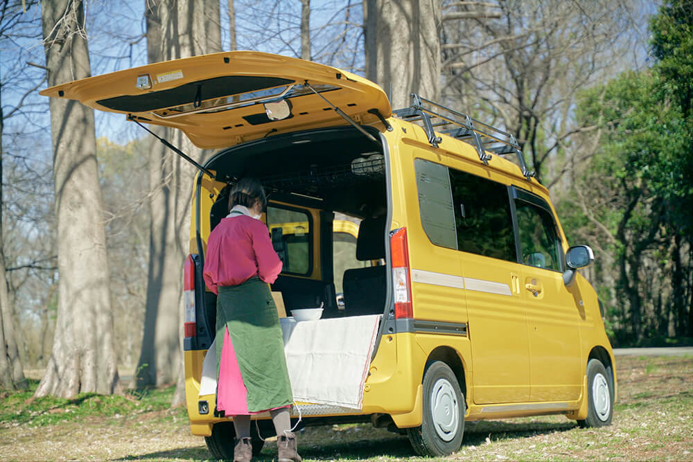 N-VANで調理する女性