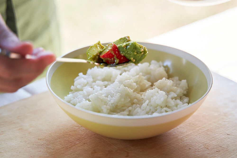 かにかまとアボカドのポキ丼 調理の様子
