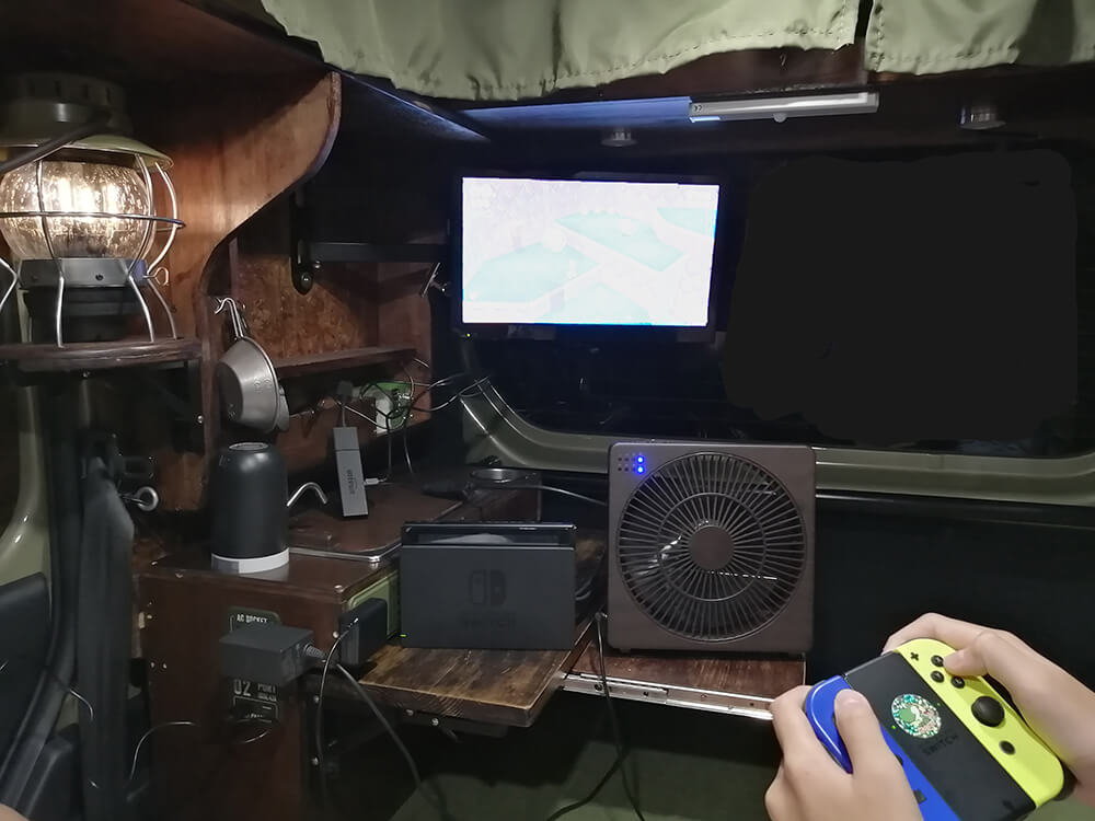Honda N-VANの車内でゲームをするchigisukeさんの家族