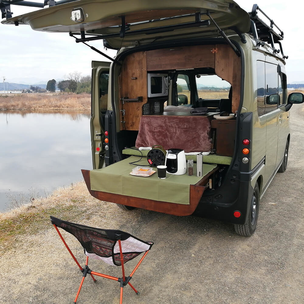 Honda N-VANの荷台に置かれたコーヒー器具