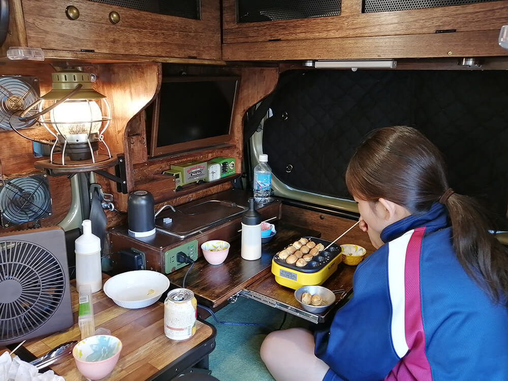 Honda N-VANの車内でたこ焼きを焼くchigisukeさんの家族