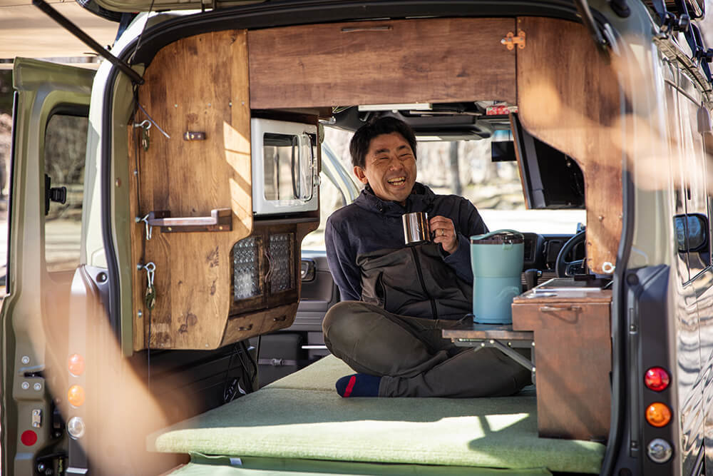Honda N-VANの車内でコーヒーを飲むchigisukeさん