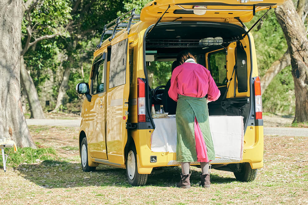 N-VANで調理する女性