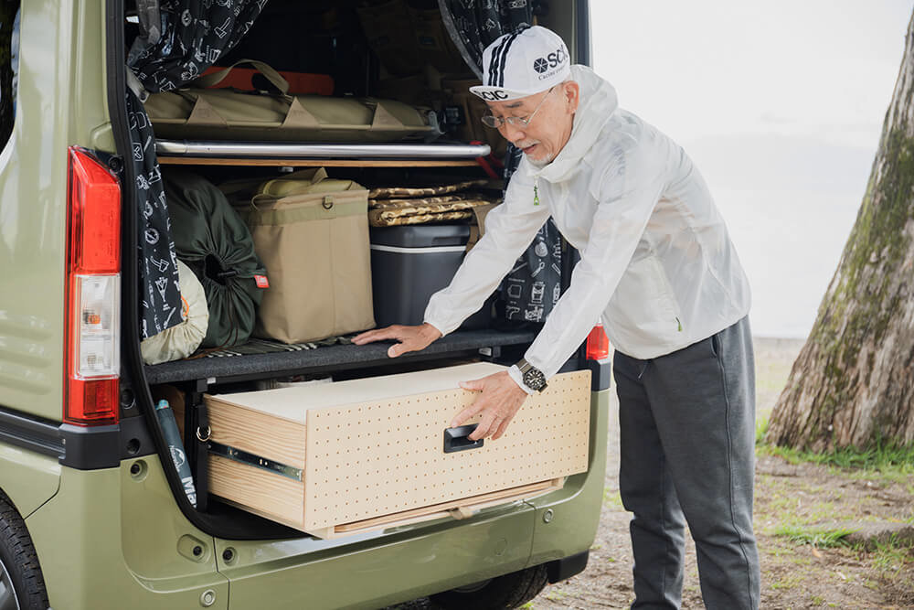 荷室の収納を開ける中村さん