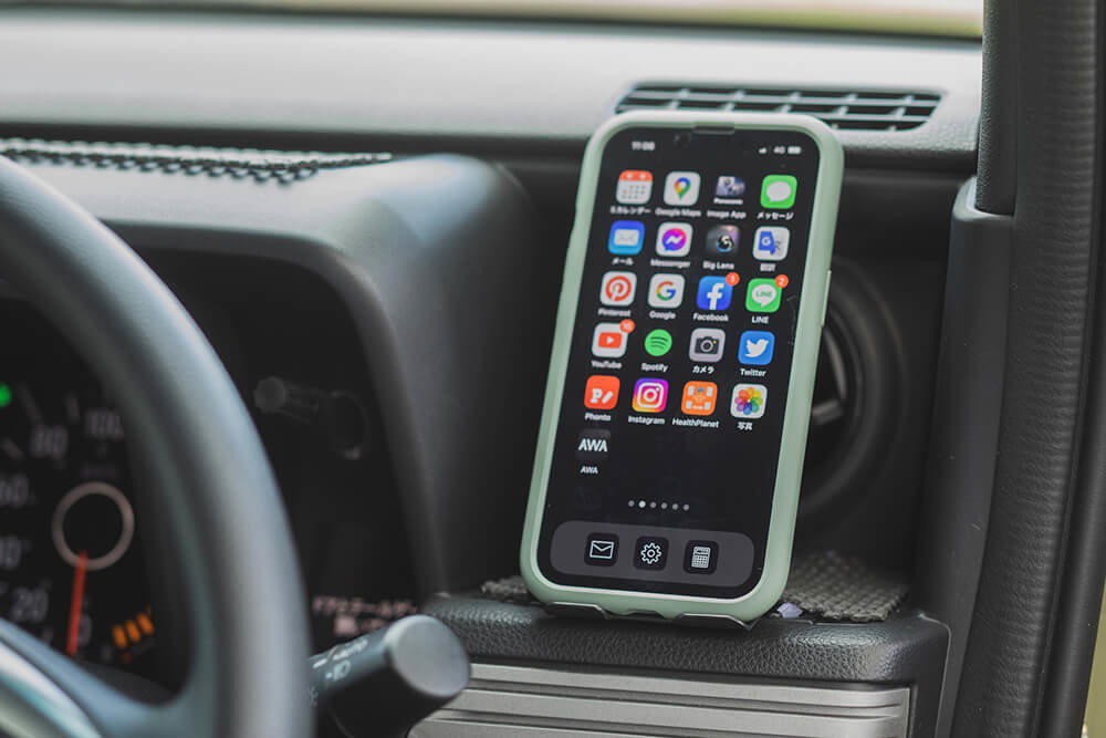 運転席横に取り付けたスマホホルダー