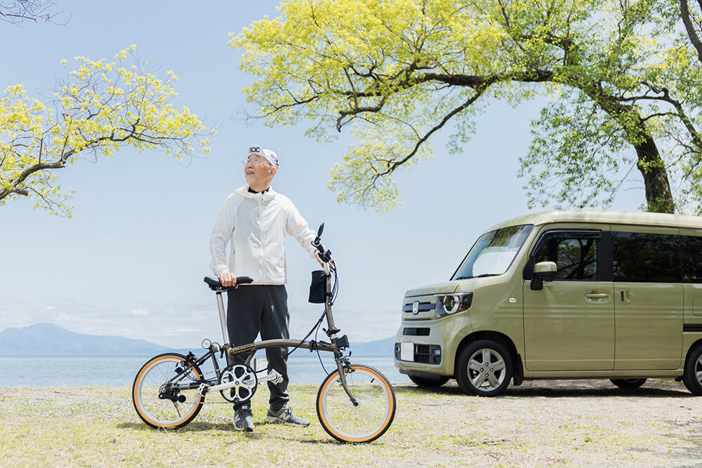 自転車を支える中村さん