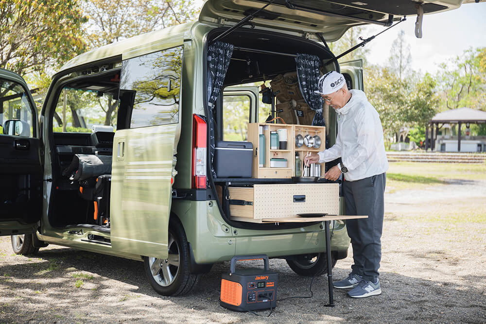 荷室のテーブルで調理をする中村さん