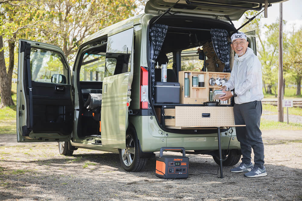 N-VANの側で笑顔の中村さん