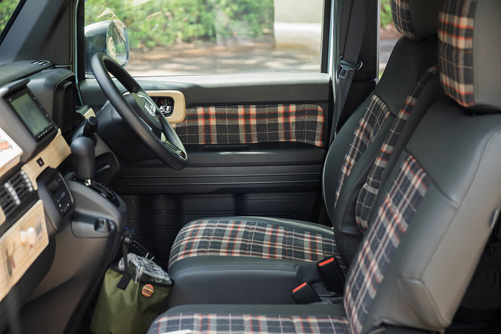 N-VAN MALIBUの運転席と助手席