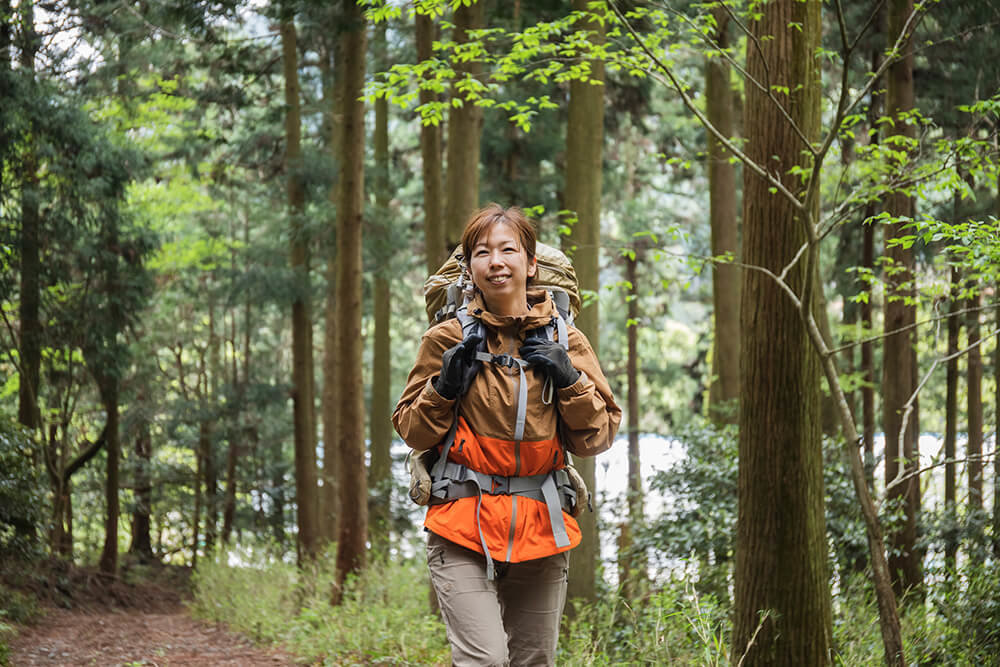 山道を歩く三島さん
