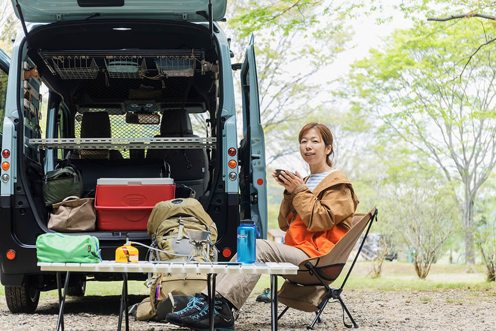 N-VAN MALIBUの側で休む三島さん
