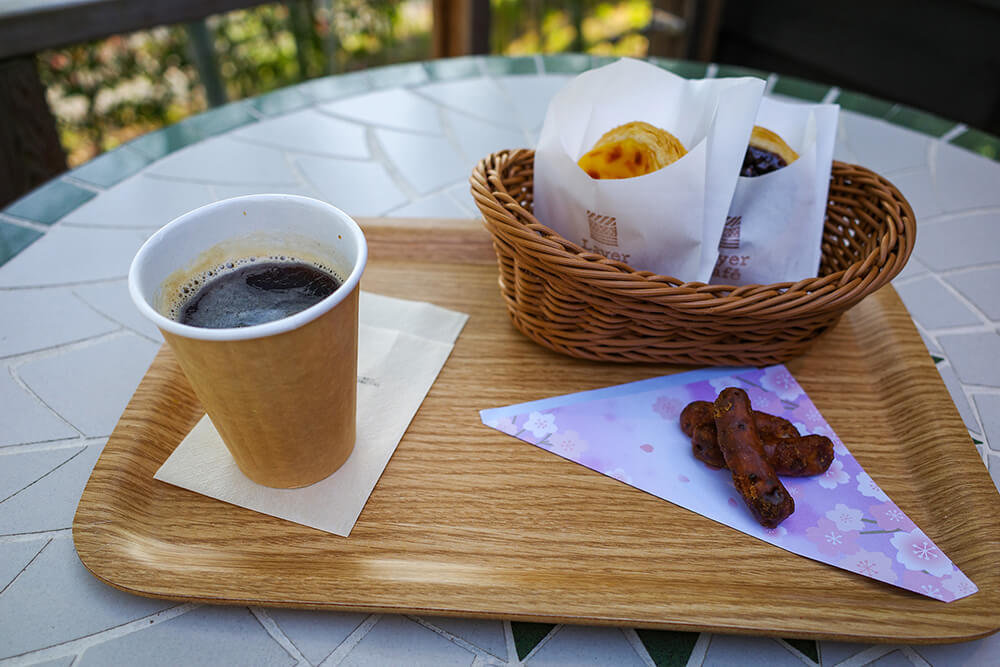 Layer Cafeのタルト、かりんとう、コーヒー