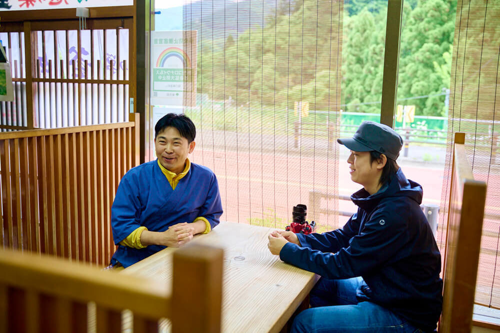 鳩の巣釜めしの岡部さんと話す瀬尾さん