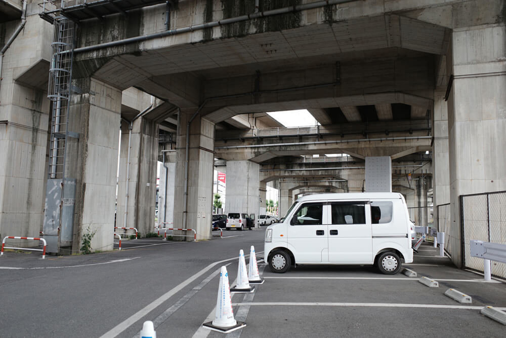 おふろカフェutataneの駐車場
