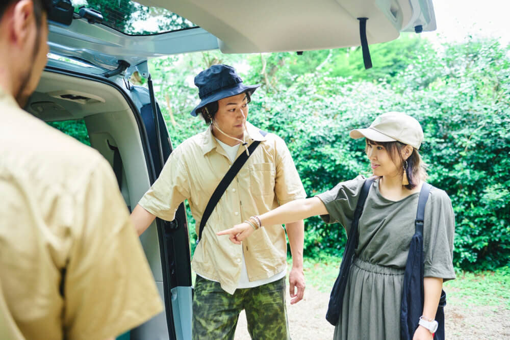 新型STEPWGN（ステップワゴン）の荷物の積載について話す家族とコールマン神田さん