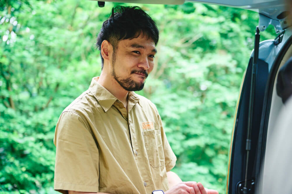 ファミリーキャンプの荷物についてレクチャーするコールマン神田さん